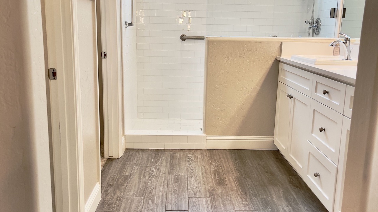 Photo of Bathroom in Raisin