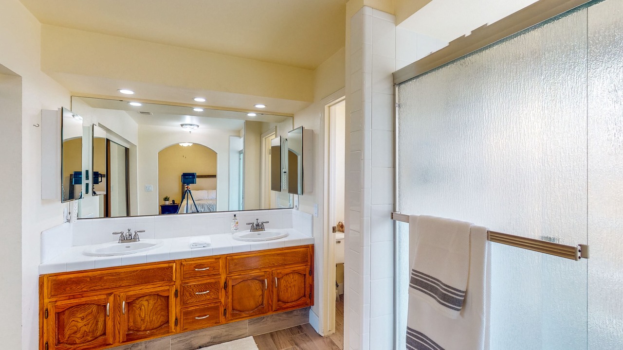 Photo of Bathroom in Raisin