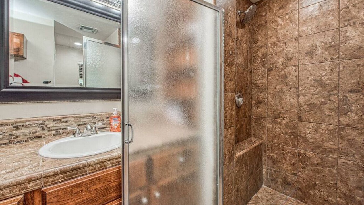 Photo of Bathroom in Raisin