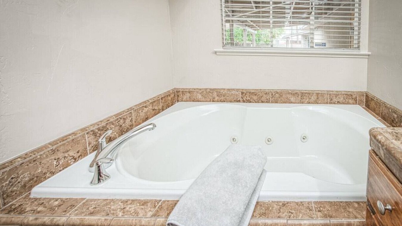 Photo of Bathroom in Raisin