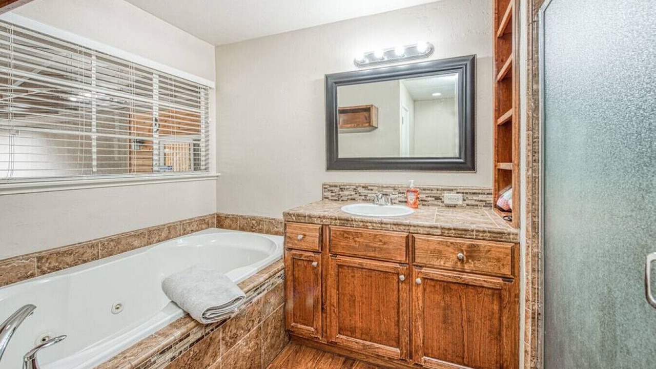 Photo of Bathroom in Raisin
