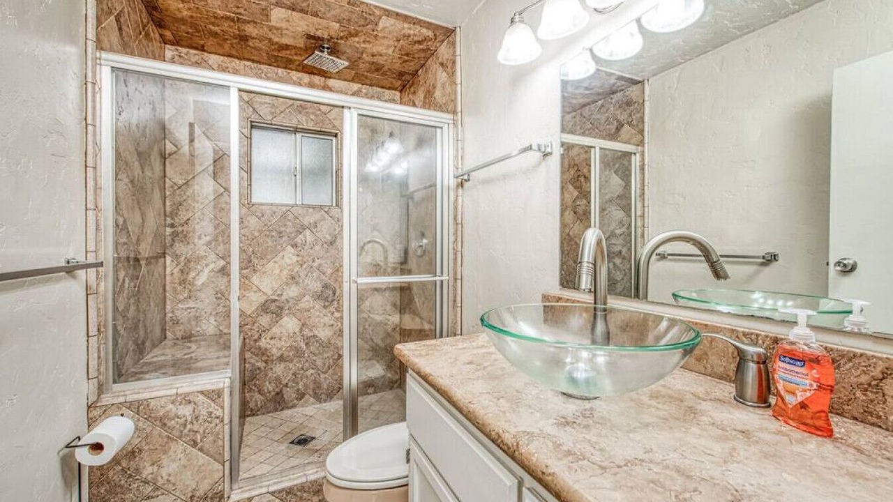 Photo of Bathroom in Raisin