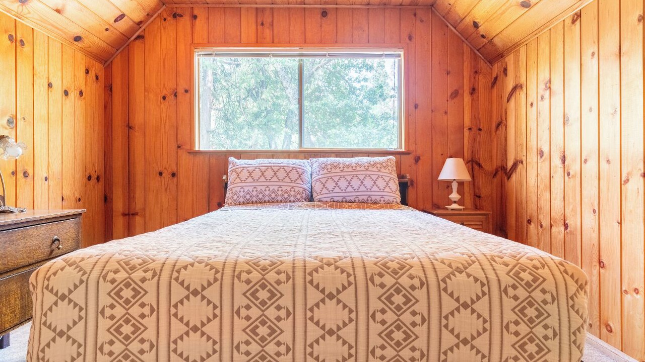 Photo of Bedroom in Springville