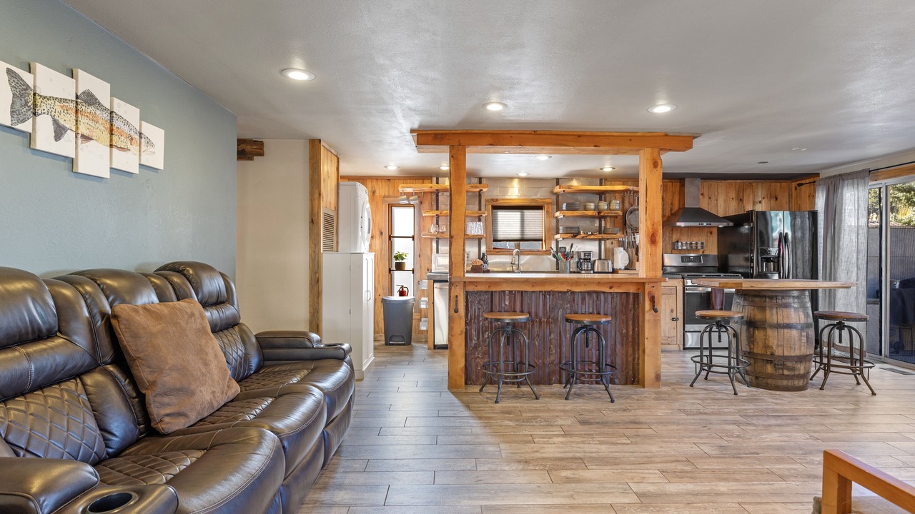 Photo of Livingroom in June Lake