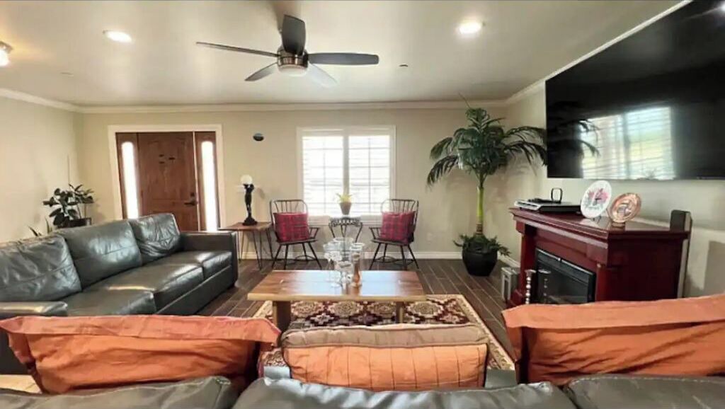 Photo of Livingroom in California City