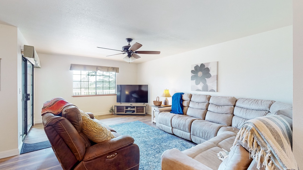 Photo of Livingroom in Yosemite Forks