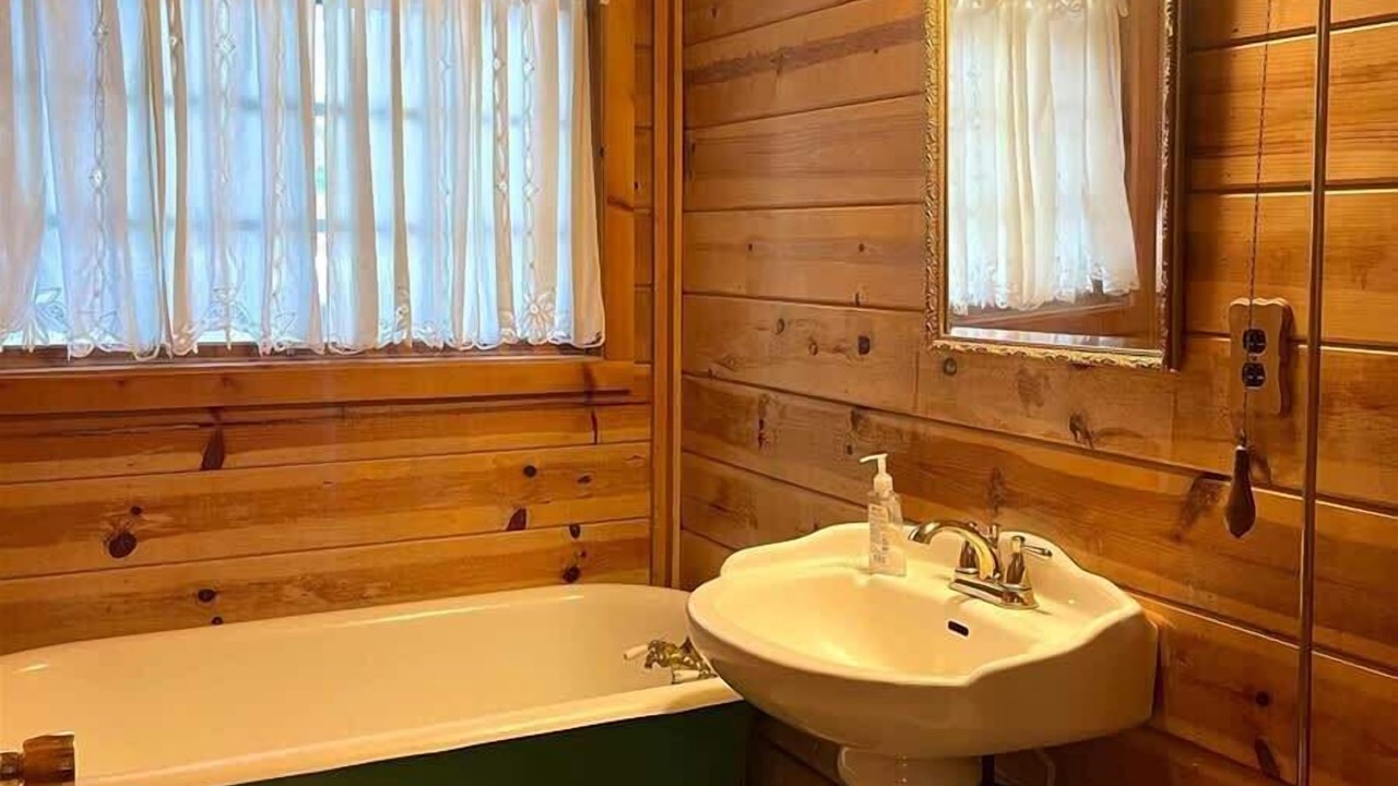 Photo of Bathroom in Strawberry