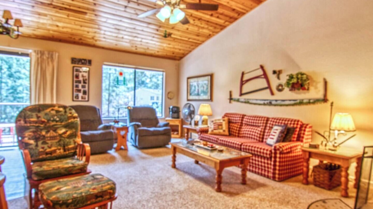 Photo of Livingroom in Groveland