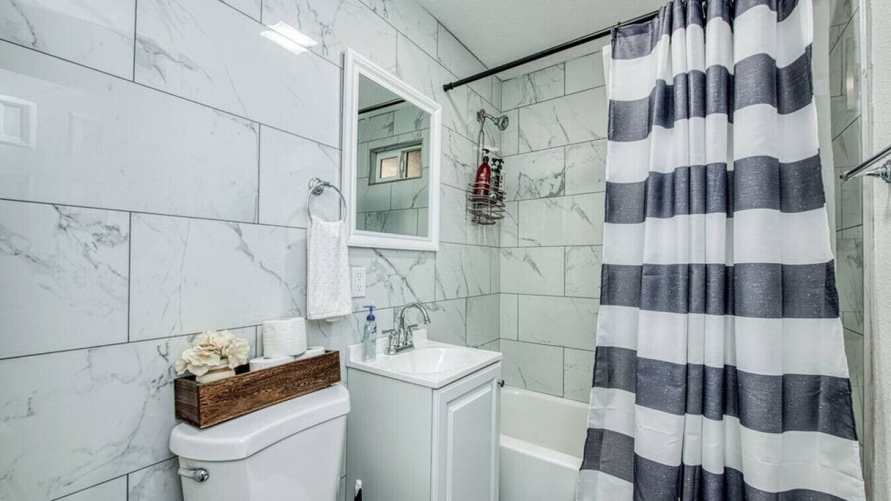 Photo of Bathroom in Raisin
