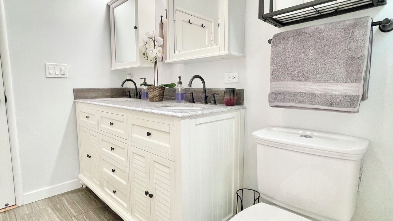 Photo of Bathroom in Broadway - Palmhaven