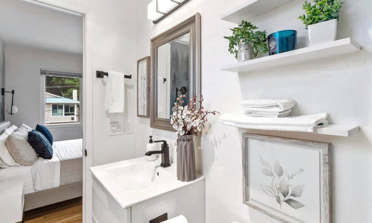 Photo of Bathroom in Linda Mar