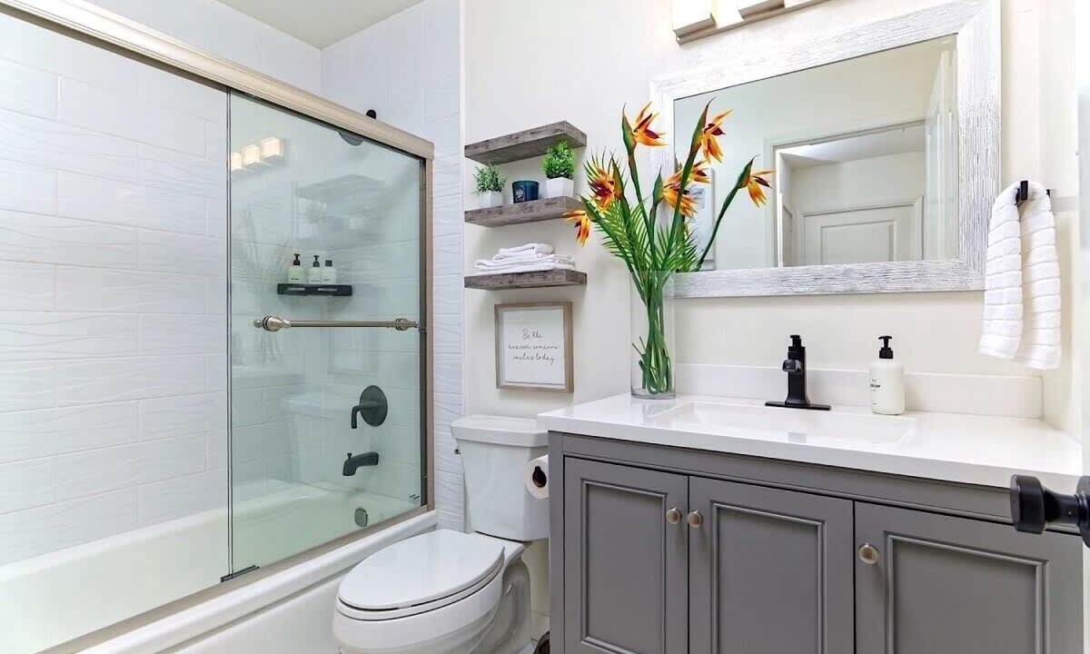 Photo of Bathroom in Linda Mar