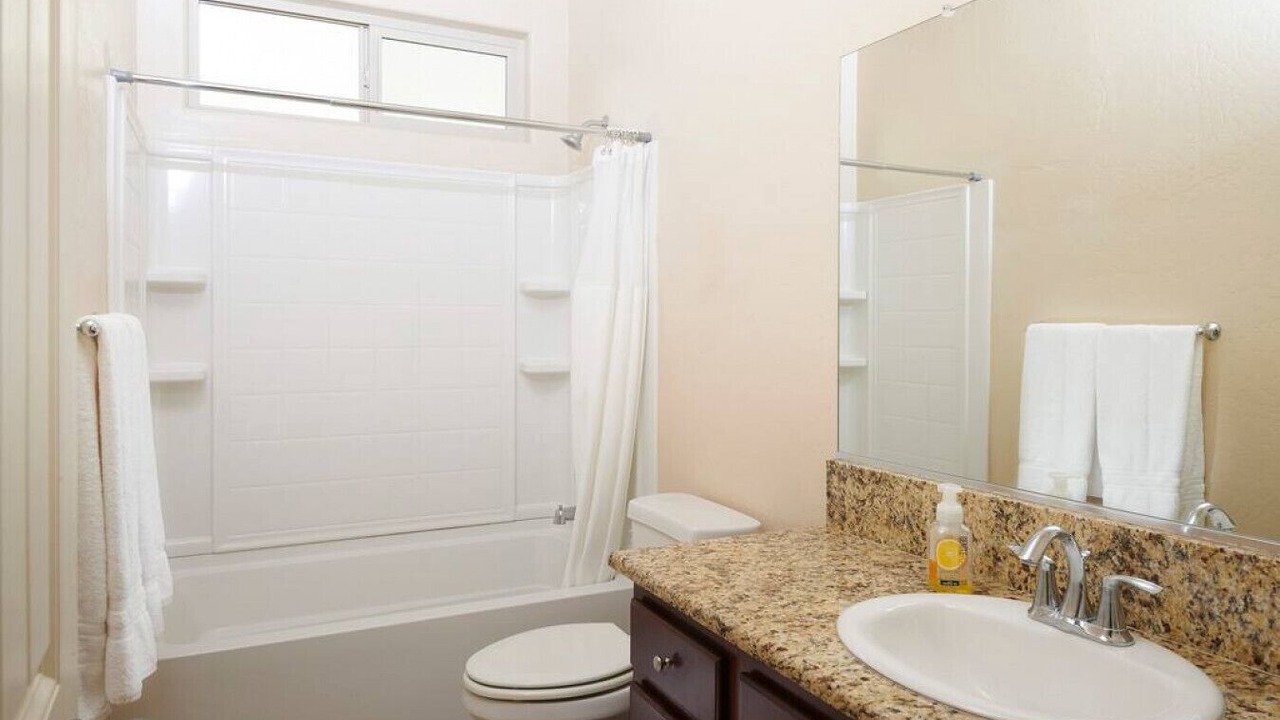 Photo of Bathroom in Raisin