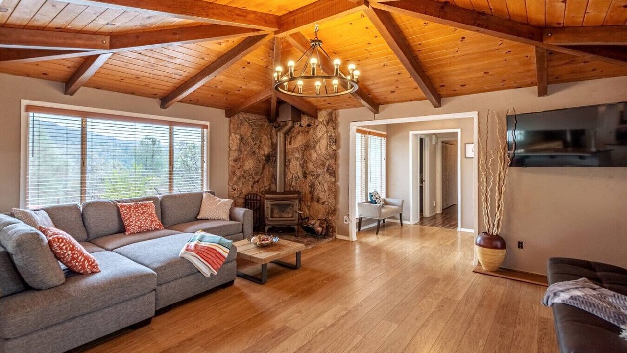 Photo of Livingroom in Oakhurst