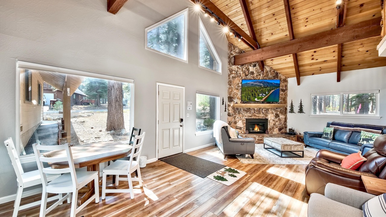 Photo of Livingroom in North Upper Truckee