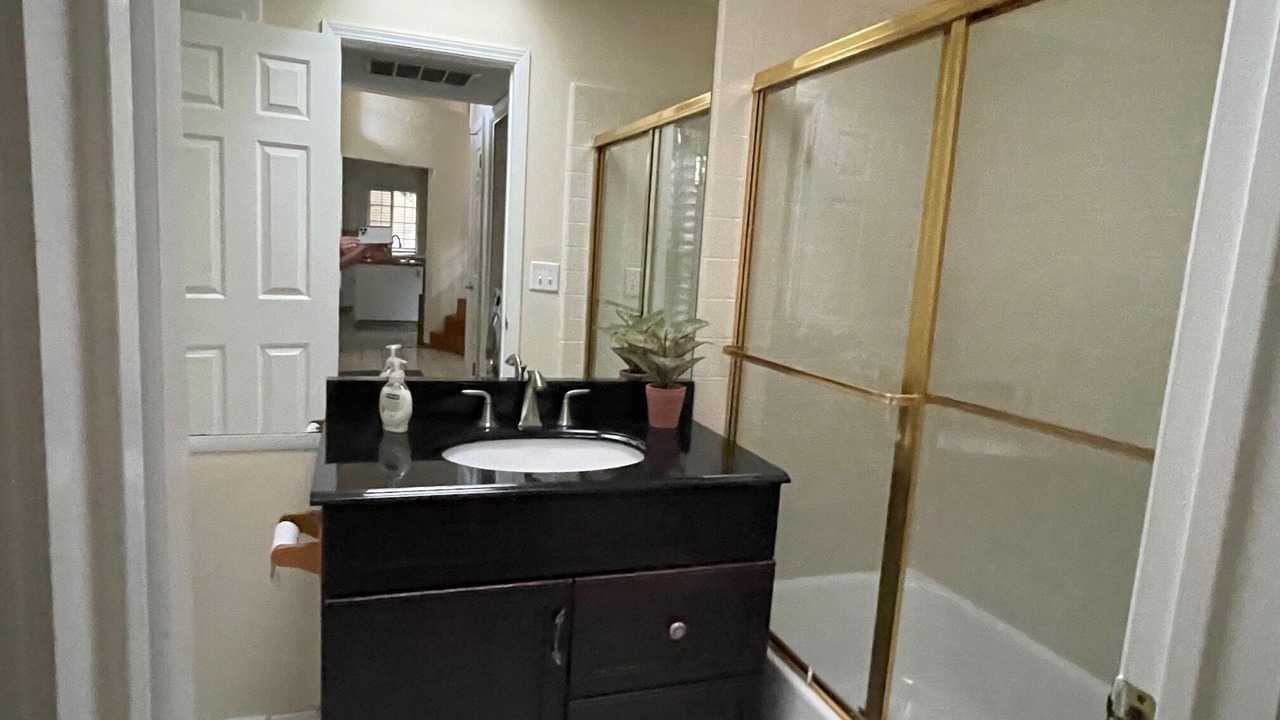 Photo of Bathroom in Raisin