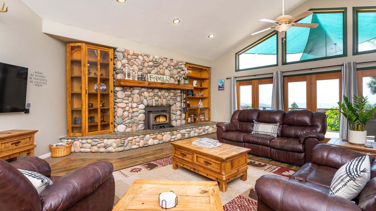 Photo of Livingroom in Oakhurst