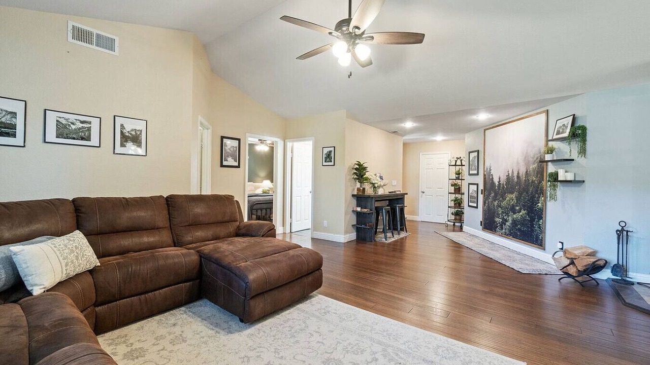 Photo of Livingroom in Oakhurst