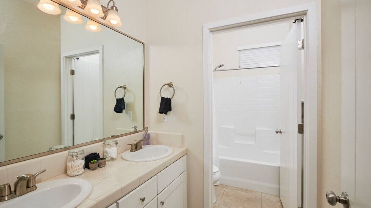 Photo of Bathroom in Raisin