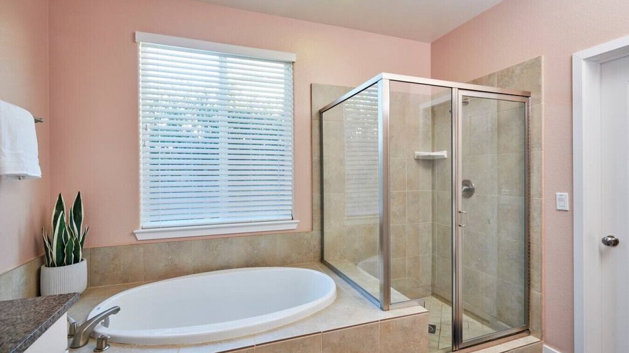 Photo of Bathroom in Raisin