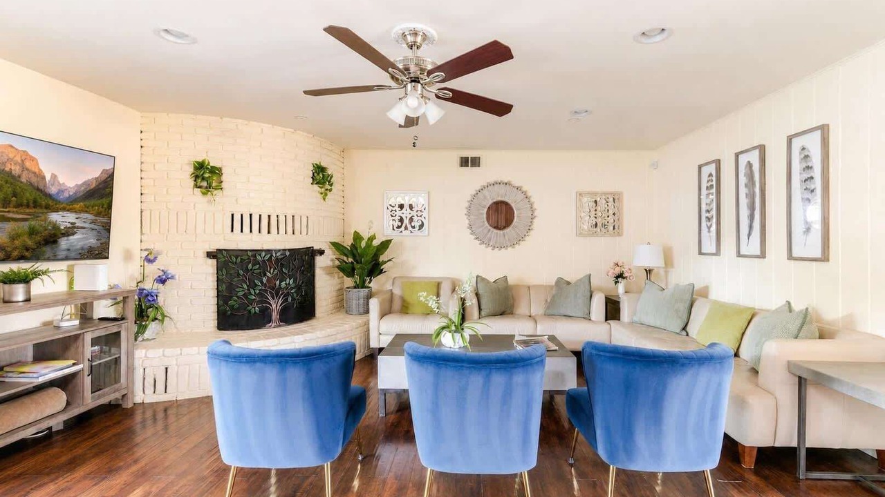 Photo of Livingroom in Anaheim Resort