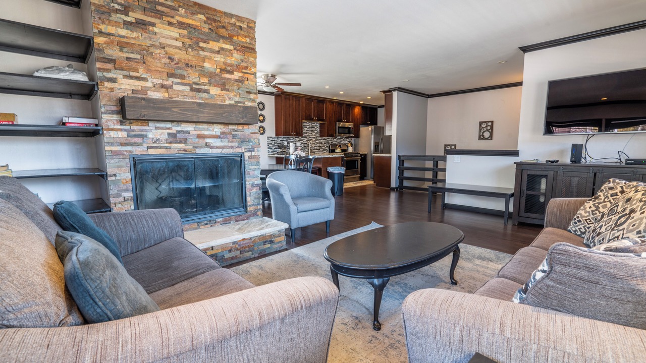 Photo of Livingroom in June Lake