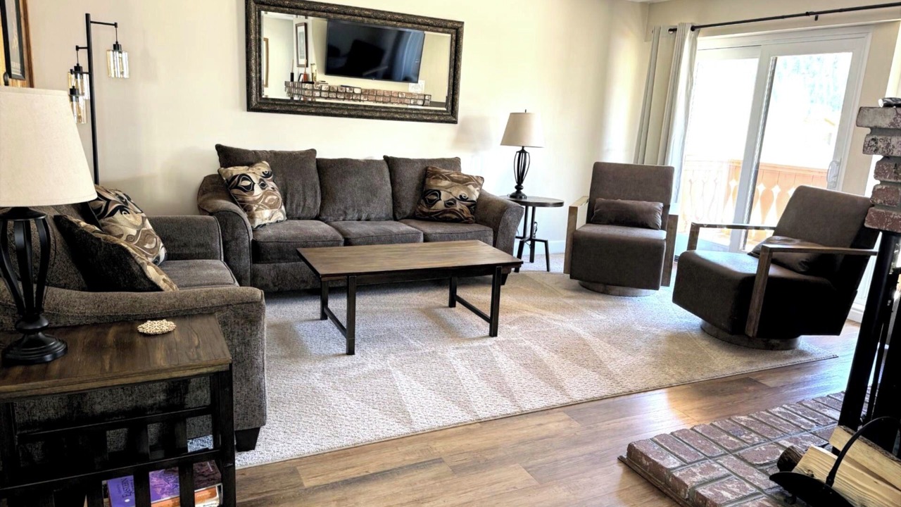Photo of Livingroom in June Lake