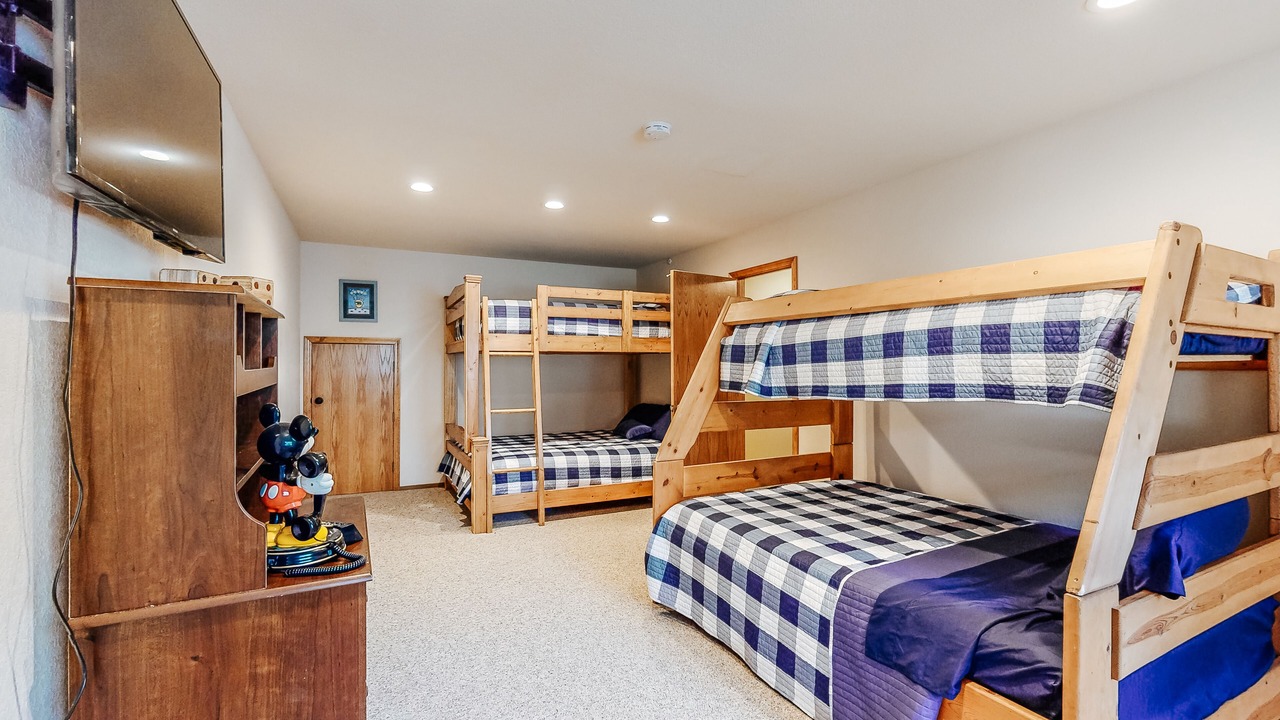 Photo of Bedroom in Groveland