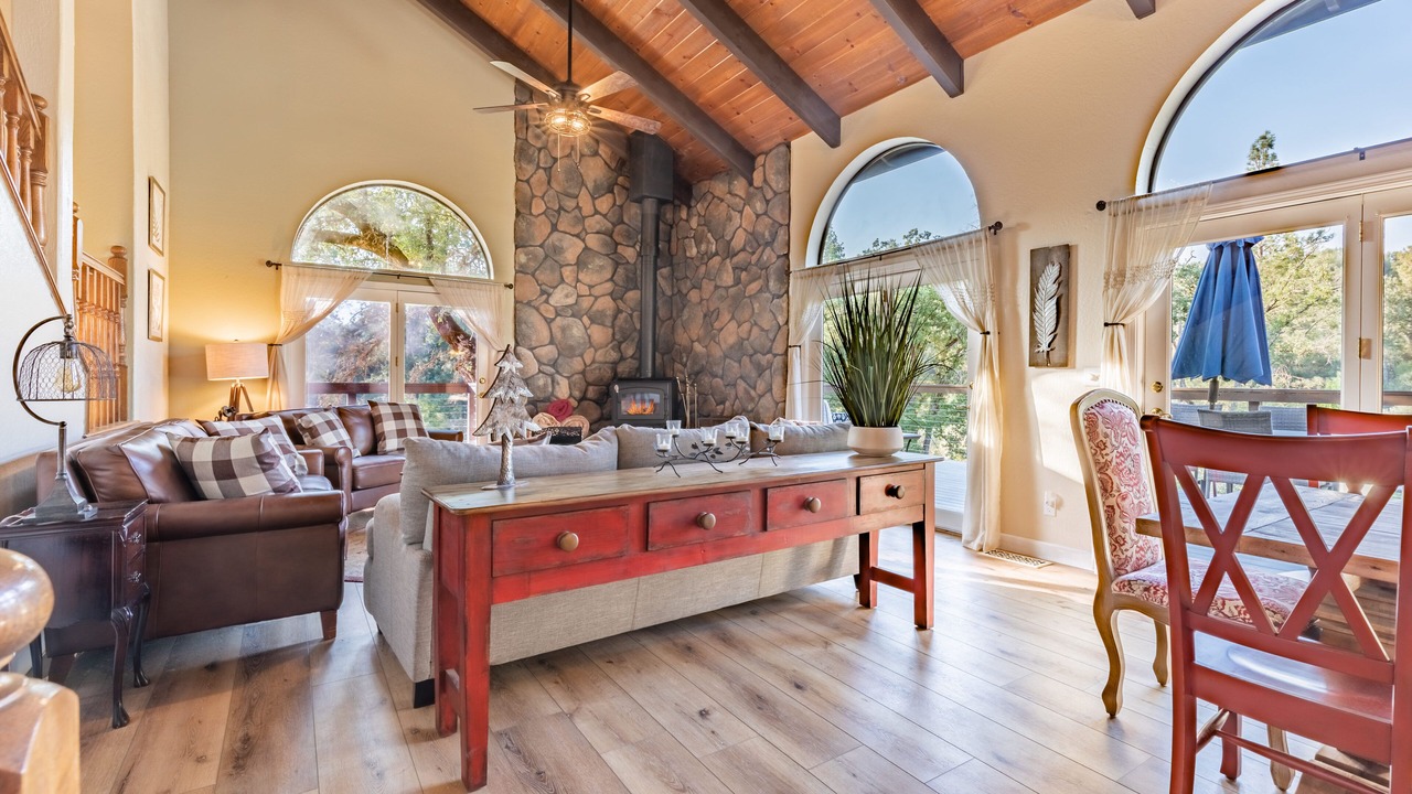 Photo of Livingroom in Oakhurst