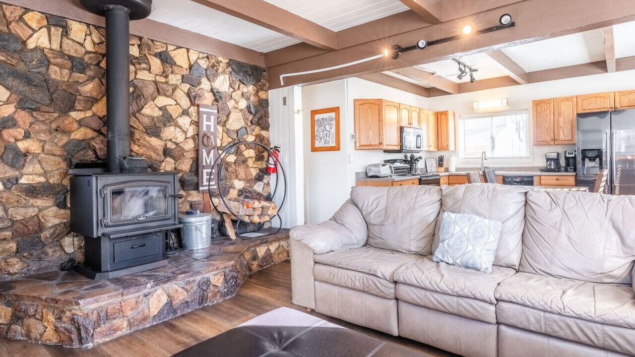 Photo of Livingroom in June Lake
