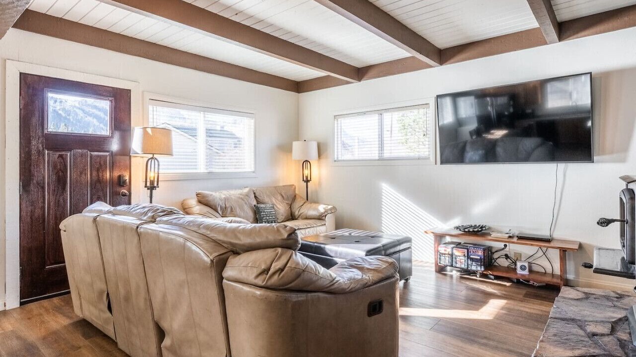 Photo of Livingroom in June Lake