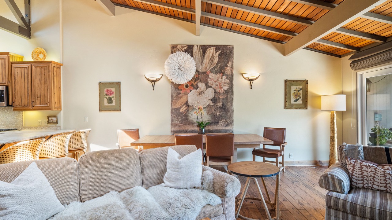 Photo of Livingroom in Quail Lodge