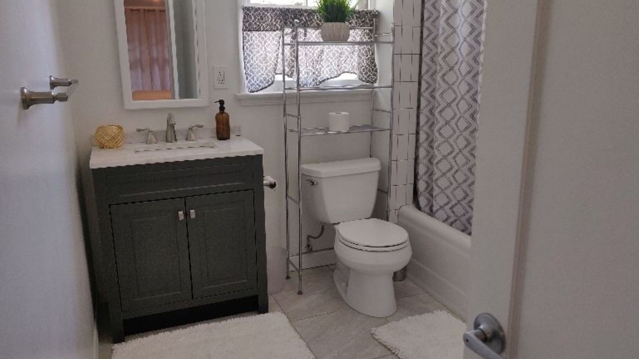 Photo of Bathroom in Oleander - Sunset