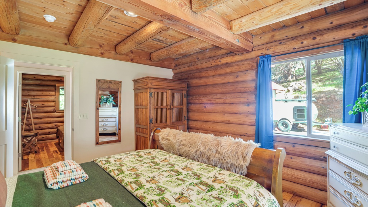 Photo of Bedroom in Groveland