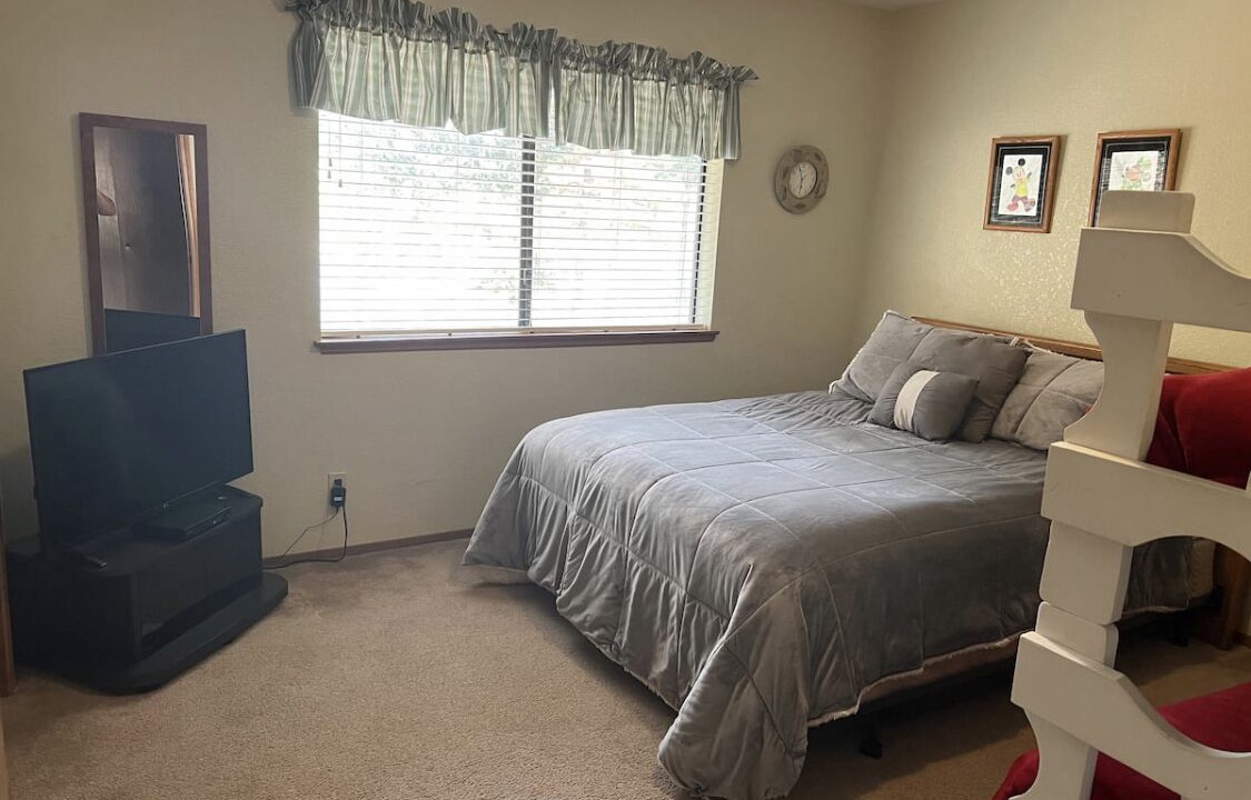 Photo of Bedroom in Groveland