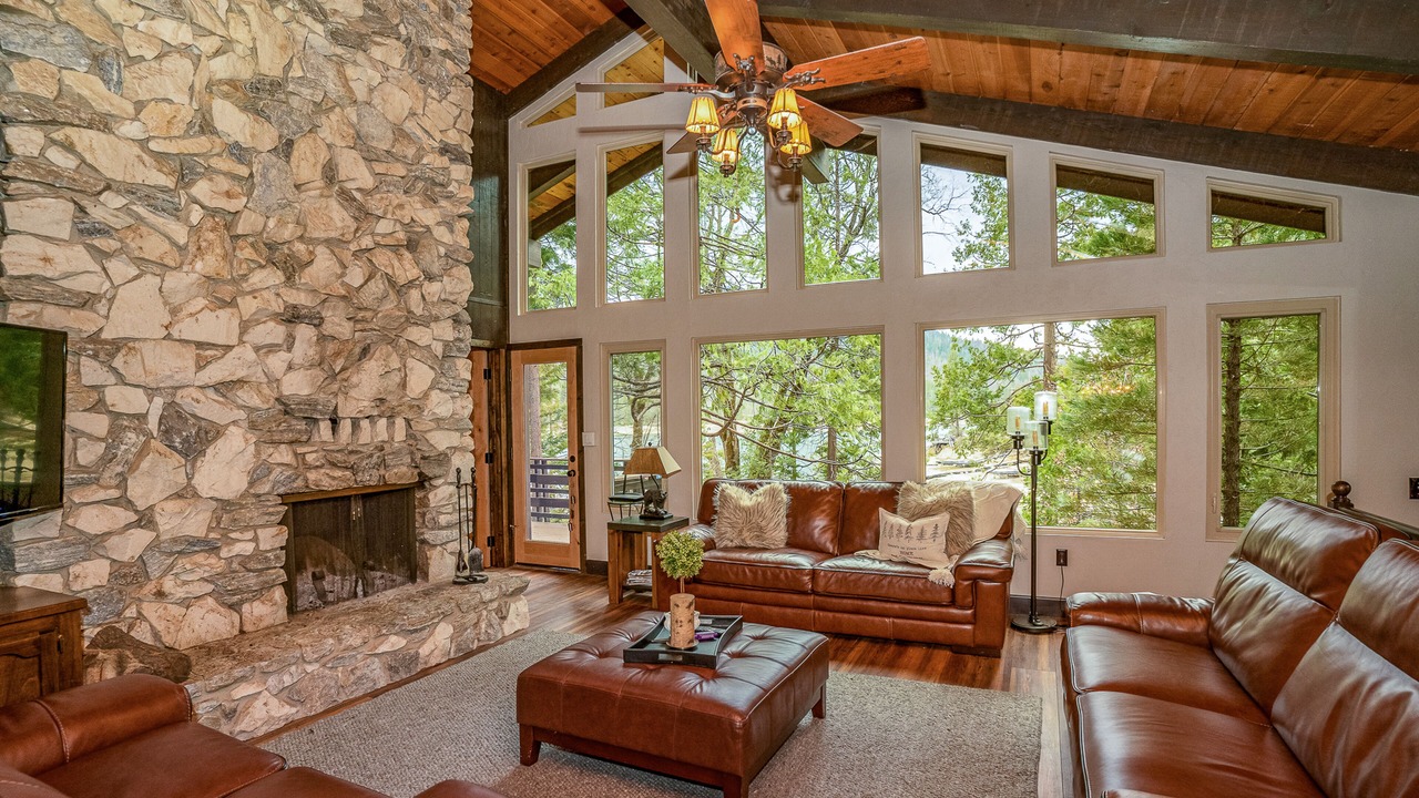 Photo of Livingroom in Bass Lake