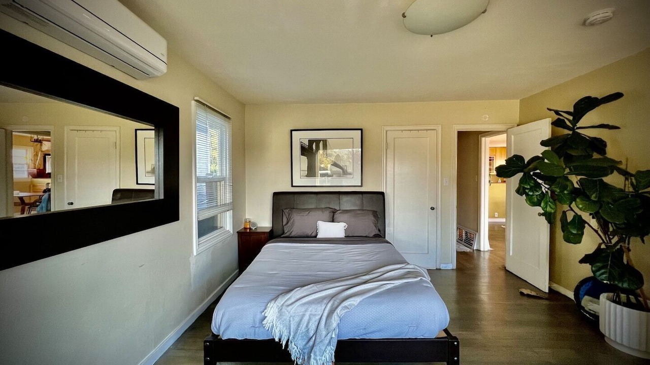 Photo of Bedroom in Oakland