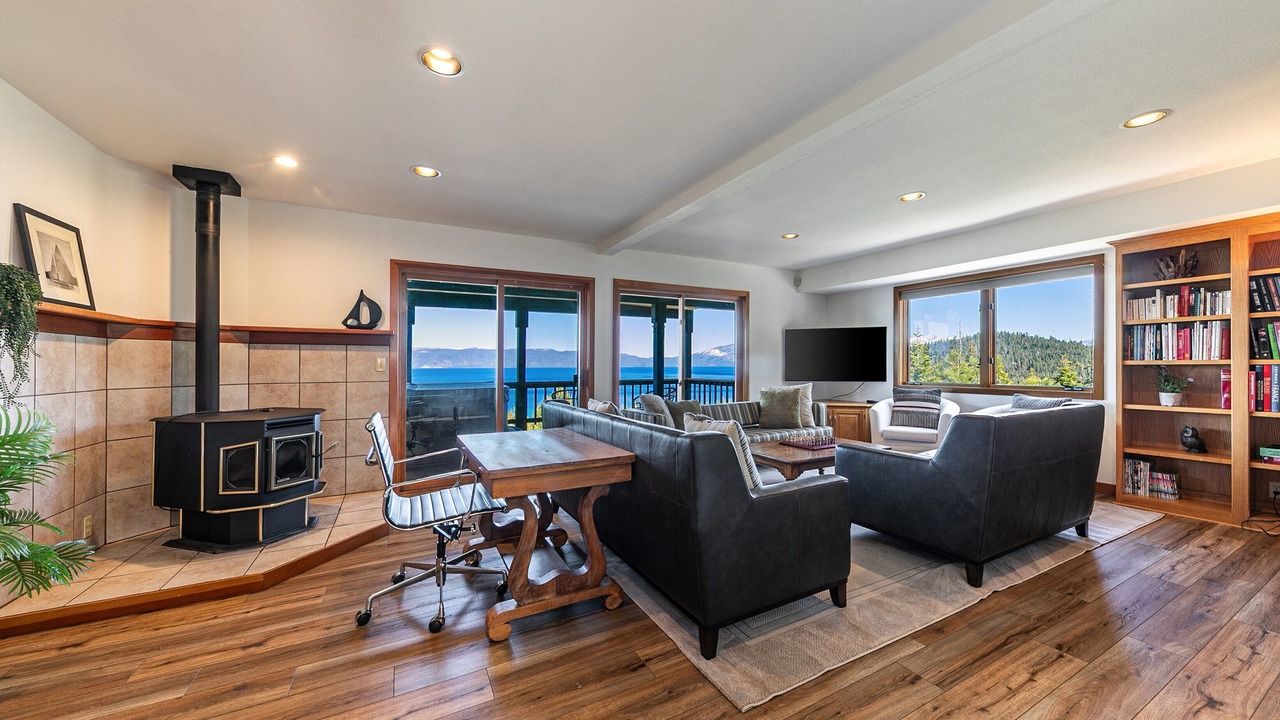 Photo of Livingroom in Tahoma
