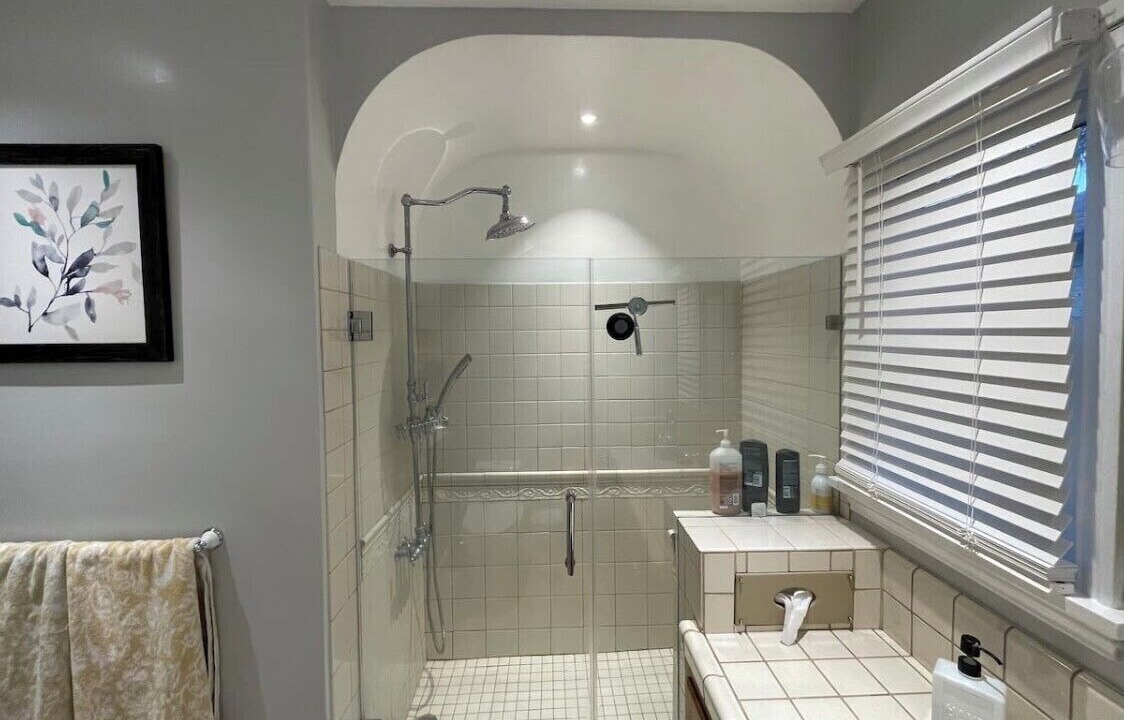 Photo of Bathroom in Oleander - Sunset