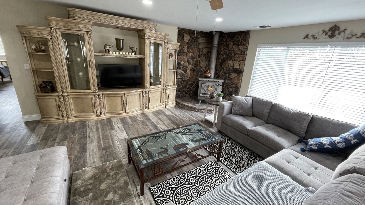 Photo of Livingroom in Yosemite Forks