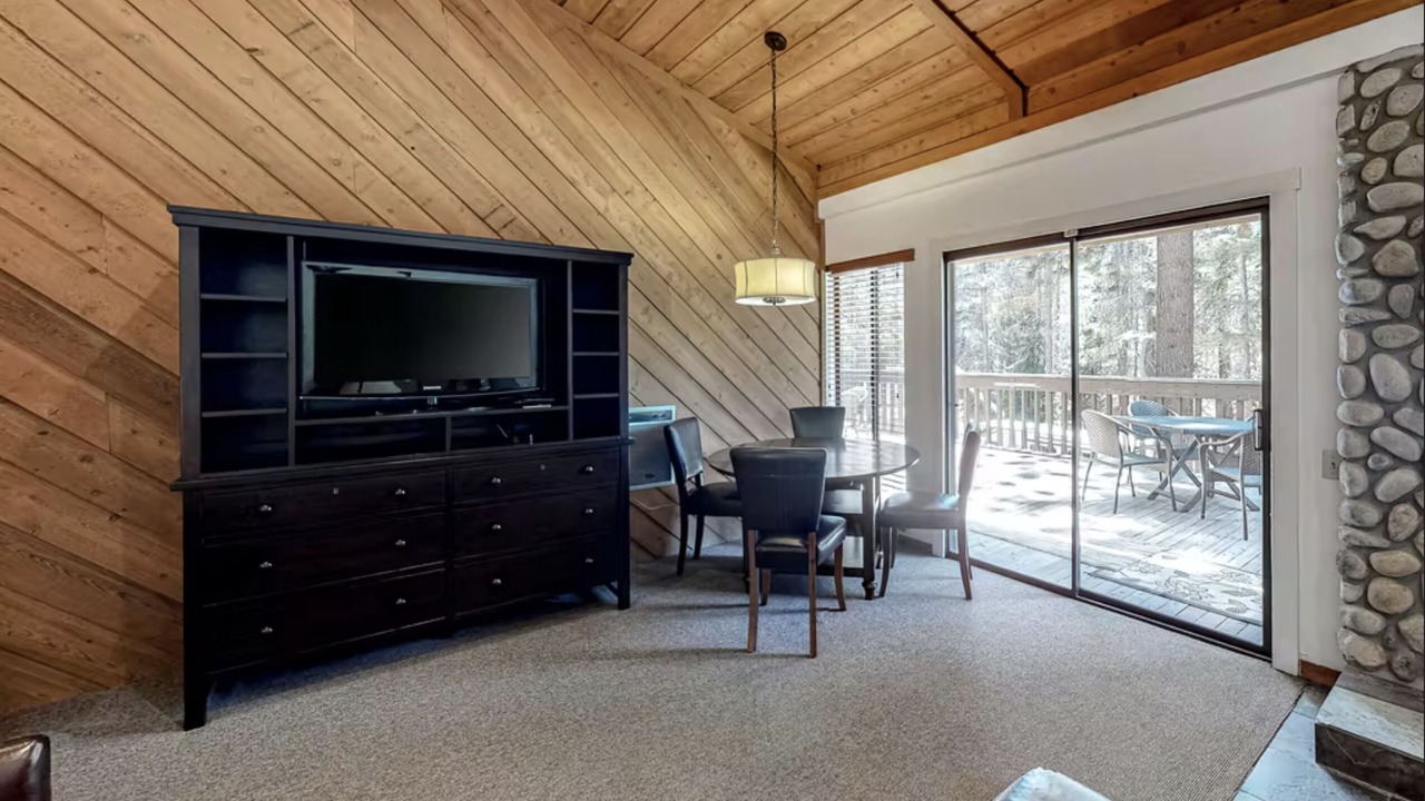 Photo of Livingroom in Lakeshore