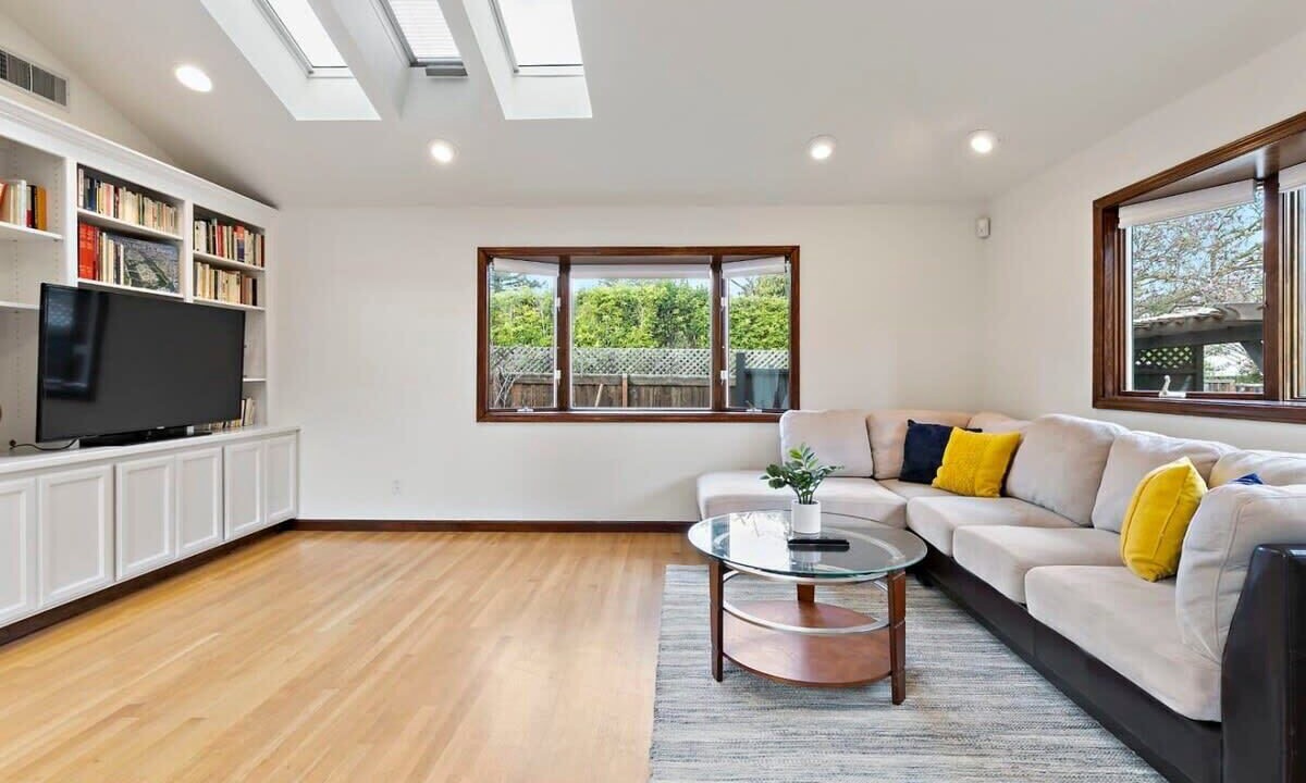 Photo of Livingroom in Loyola