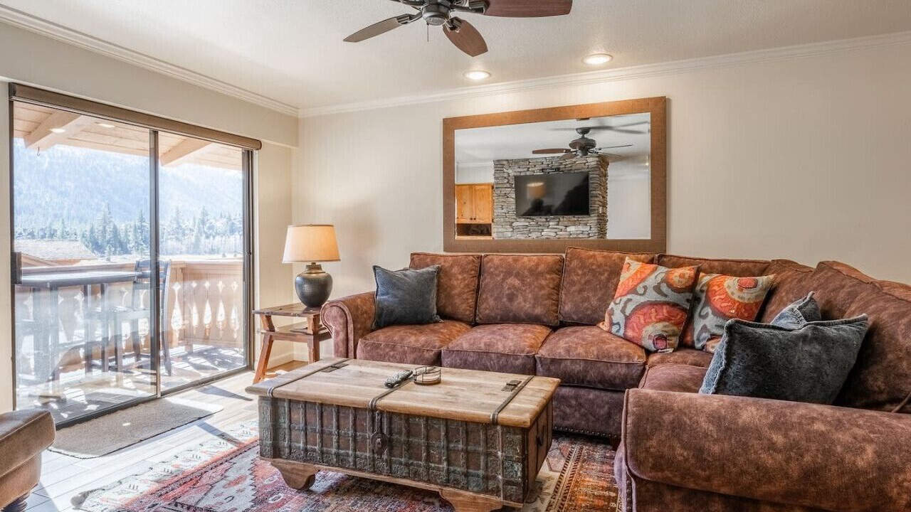 Photo of Livingroom in June Lake