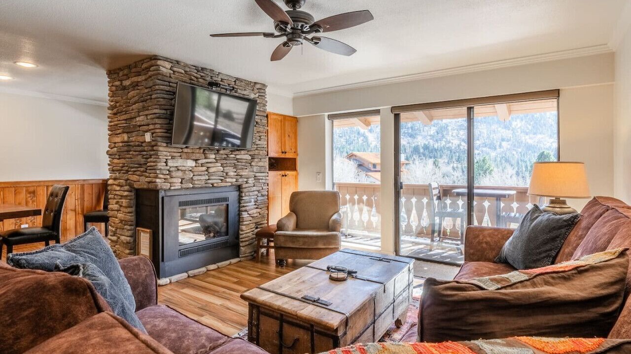 Photo of Livingroom in June Lake