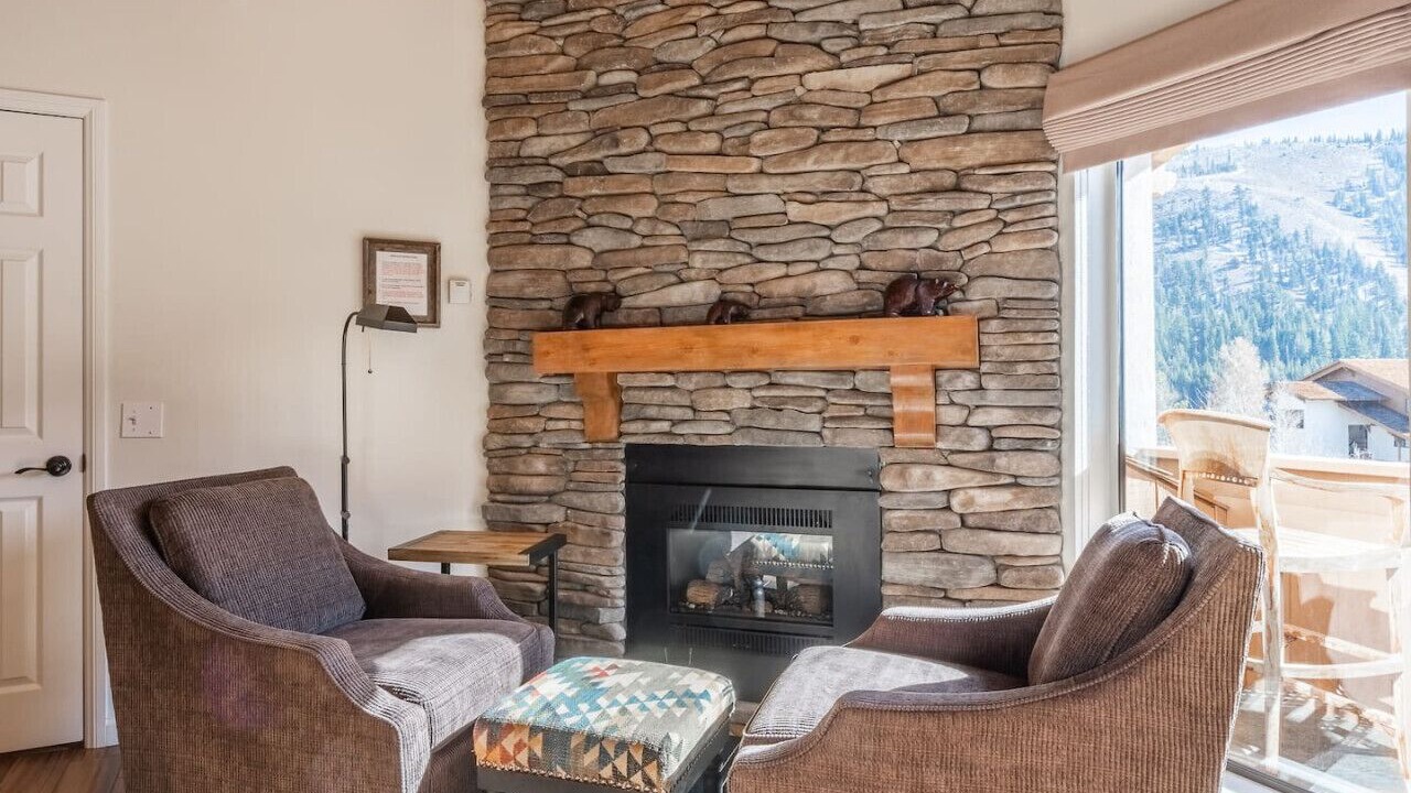 Photo of Livingroom in June Lake