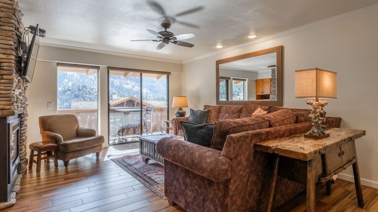 Photo of Livingroom in June Lake