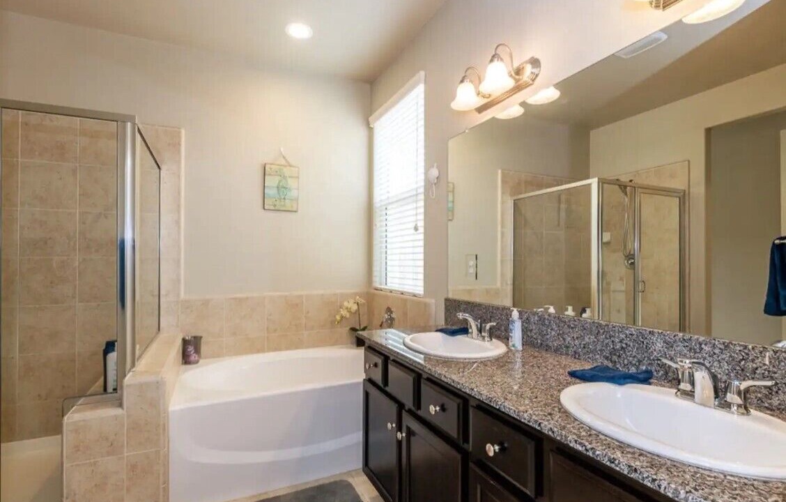 Photo of Bathroom in Raisin
