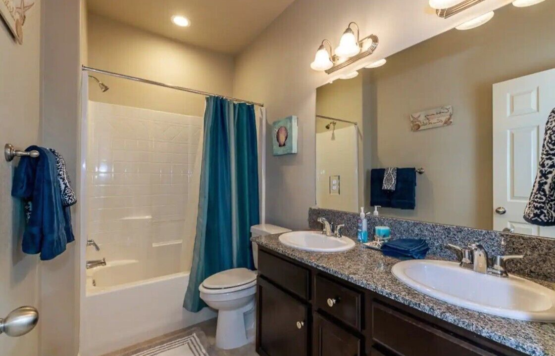 Photo of Bathroom in Raisin