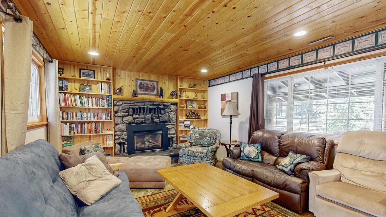 Photo of Livingroom in Black Bart