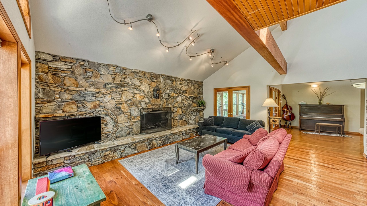 Photo of Livingroom in Cascadel Woods